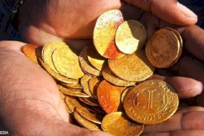 5 أعوام في السجن.. ويرفض البوح بسر "العملات الذهبية"