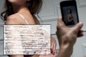 يعرض صورها على الزبائن.. هكذا تم الإيقاع بالمصري المروج لجسد زوجته!