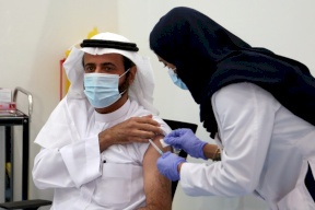فيديو: السعودية تبدأ التطعيم ضد كورونا.. وزير الصحة أول من يتلقى اللقاح