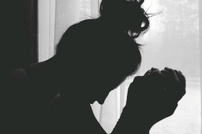 7 شبان يتحرشون بفتاة.. "مسكوا كل حتة في جسمي وماعرفتش أقاومهم"