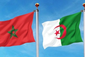 صور- رئيس الجزائر يقبل يد ملك المغرب .. صحيح؟