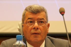 كان يصرخ بين القبور ..