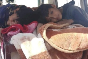 صور مؤلمة من اليمن.. أطفال يربتون على جثة أمهم
