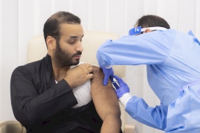 شاهد.. بن سلمان أول سعودي يتلقى لقاح كورونا