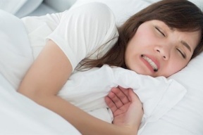 7 حيل للتخلص من صرير الأسنان أثناء النوم