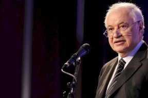 أبو غزالة يجدد تأكيده: لن يغادر ترامب البيت الأبيض