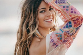فيديو.. النيران تشتعل بشعر مغنية مشهورة أثناء جلسة تصوير!