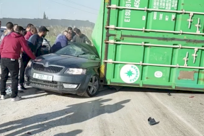 فيديو: وفاة مواطنة وإصابة 4 بانقلاب "كونتينر" على مركبة في طولكرم