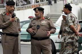توقيفات واسعة لضباط ومسؤولين سعوديين كبار بقضايا فساد