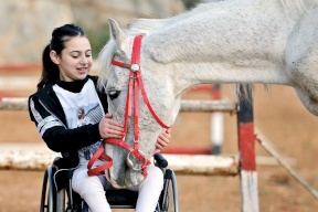 ركوب الخيل يساعد طفلة فلسطينية مصابة بشلل نصفي