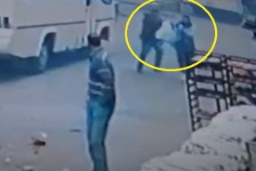 شاهد .. فيديو جديد للسائق المصري وهو يطارد زوجته في الشارع ويقتلها أمام المارة