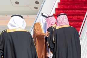 فيديو: "عناق حار" بين أمير قطر و محمد بن سلمان لدى وصوله السعودية