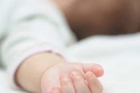 استئصال جنين من بطن رضيعة عمرها 7 أيام..!
