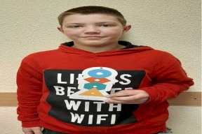 الكلاب المتوحشة تمزق طفلاً أثناء تناول والدته للخمور مع عشيقها