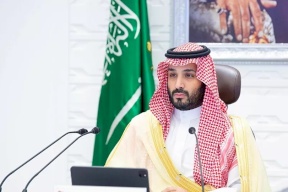 أحد الأمراء المختفين عن الأنظار يظهر ويسير على خطى ولي العهد السعودي... صورة