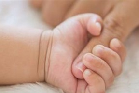"بحجم راحة اليد".. نجاة أصغر طفل في العالم بعد ولادته بعمر أقل من 5 أشهر (صور)