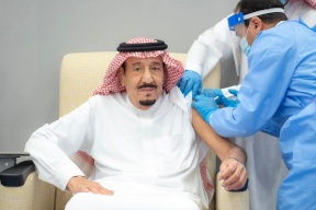 الملك سلمان يتلقى لقاح كورونا