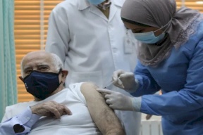 صور.. أول أردني يتلقى لقاح فيروس كورونا