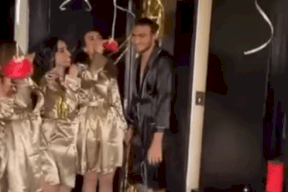 غضب على سوشيال ميديا.. حفل زفاف داخل غرفة النوم والمعازيم بالروب الستان! (فيديو)