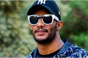 محمد رمضان يستدعي "البودي جاردات" بعد تعرضه للضرب في الشارع