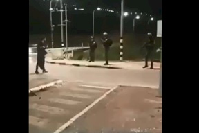 فيديو| شاب أعزل يتحدى جنود الاحتلال: اترك سلاحك وتعال أفرجيك