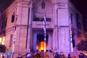 توتر في لبنان.. محتجون يحرقون مبنى بلدية طرابلس