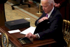 ما سر استخدام بايدن لـ17 قلما مختلفا عند توقيع أوامره؟