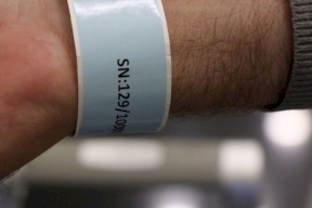 إسرائيل تدرس فرض السوار الإلكتروني على العائدين