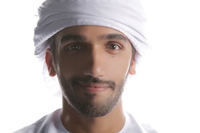 كيف رد الإعلامي الإماراتي بعد مهاجمته لارتدائه ملابس زوجته؟