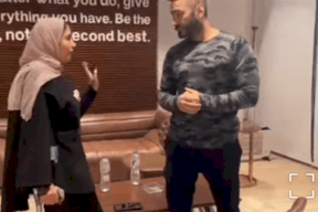 فيديو يحدث ضجة لتامر حسني مع معجبة فقدت الذاكرة ونسيت أهلها إلا هو!