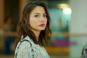 الممثلة التركية ديميت أوزديمير تتحول إلى كائن غريب في أحدث ظهور لها!