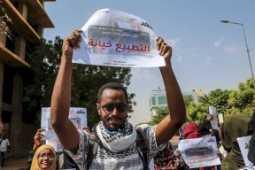 فيديو| السودانيون يحرقون علم إسرائيل رفضاً للتطبيع