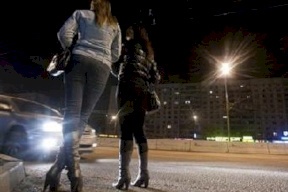 فيديو صادم في عُمان .. بائعات هوى يعرضن أنفسهن بالشارع وغضب عارم!