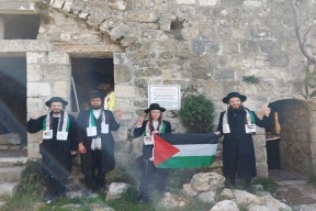 صور| جماعة يهودية تنظف مسجداً وتدعو لعودة الفلسطينيين المهجرين