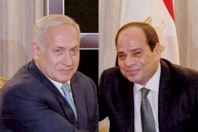 صورة أثارت ضجة.. هل قبّل السيسي رأس نتنياهو؟