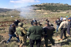 اعتداءات متصاعدة.. مستوطنون يهاجمون مزارعين في سنجل