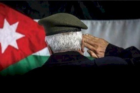 مذيع يفجر غضب الأردنيين بما فعله على الهواء مع متقاعد عسكري (فيديو) 