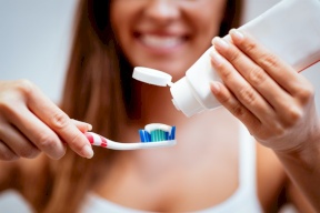 خطأ متداول منذ الطفولة.. كيف تنظف أسنانك بشكل صحيح؟