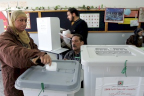 "حماس": سندرس الأيام القادمة شكل المشاركة بالانتخابات البرلمانية