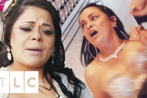 فيديو| عريس يسحل حماته في يوم زفافه.. ما السبب؟