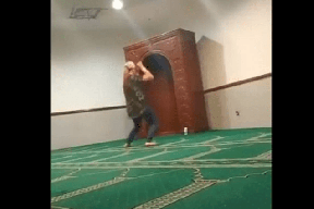 غضب بالسعودية.. شابة بلا حجاب ترقص داخل أحد المساجد! (فيديو)