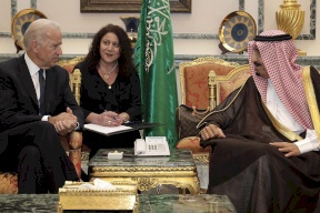 لماذا قرر بايدن الاتصال بالملك سلمان وليس ولي عهده؟