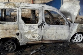 مستوطنون يحرقون مركبة شرق رام الله