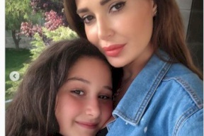 فيديو| إبنة سيرين عبد النور تصدم والدتها بحركة غير متوقعة على الهواء