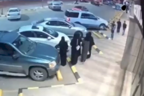 غضب عارم.. شاهد ماذا فعل شاب سعودي بفتاة بعدما رفضت تحرشه بها! (فيديو)