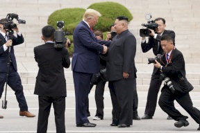 تقرير مثير عن علاقة ترامب غير العادية بكيم: حاول استمالته برحلة خاصة..!