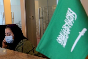 وظيفة "للرجال فقط" تثير غضبا في السعودية.. والسلطات تتدخل!