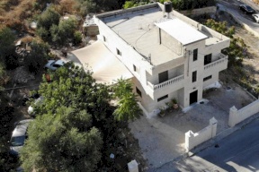 فيديو| الاحتلال يشرد 17 فرداً بعد هدم بناية سكنية في العيسوية