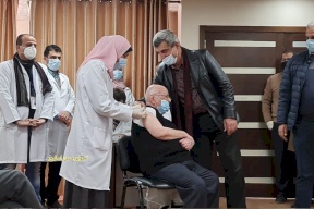  انطلاق حملة التطعيم ضد فيروس كورونا في غزة 