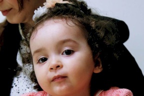 الإمارات تحدد موعد إعطاء طفلة عراقية أغلى حقنة في العالم